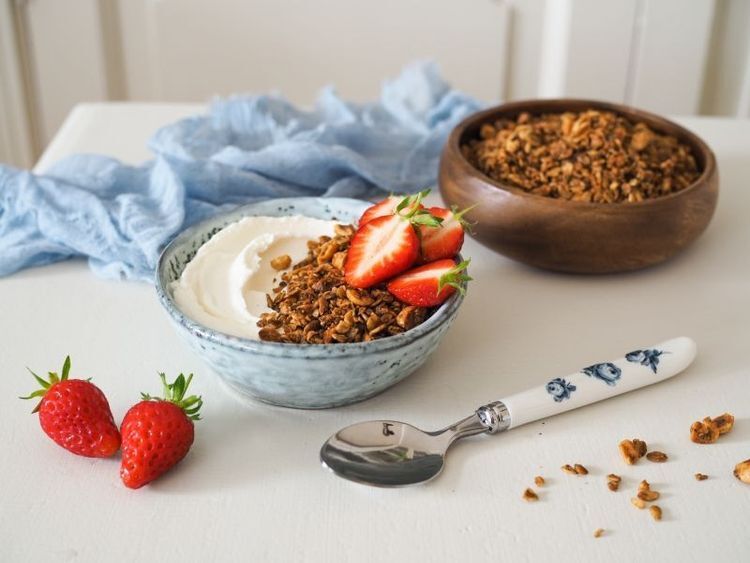 lucina-and-skyr-s-domaci-granolou-a-jahodami_1245x915px (1).jpg