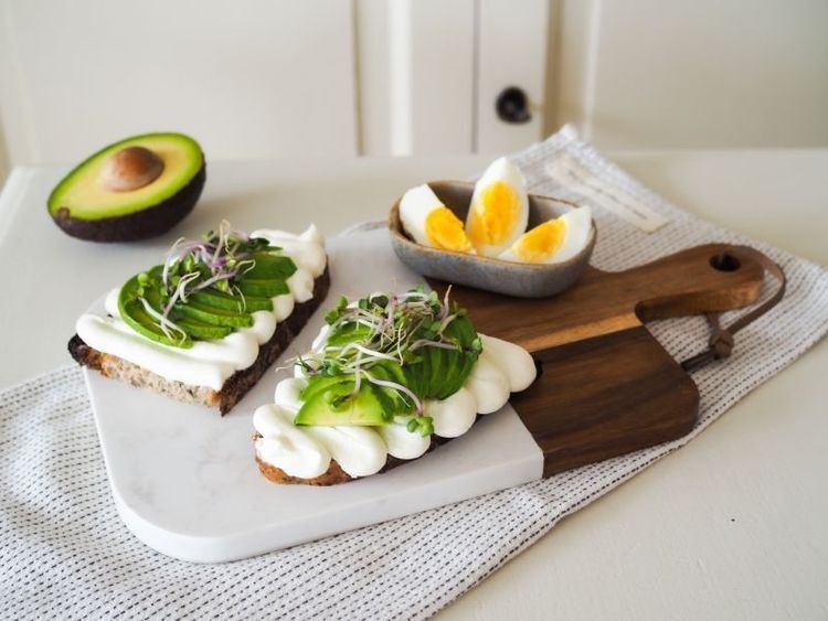lucina-and-skyr-s-kvaskovym-chlebem-avokadem-a-vejcem_1245x915px (1).jpg